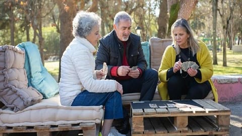 7 mental health benefits of playing card games