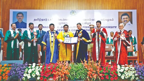 Governor RN Ravi presenting a medal to a rank holder at TNJFU, Nagapattinam on Friday.
