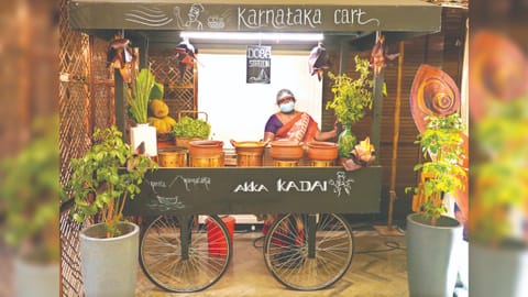 The restaurant also has several live counters like dosa counters, seafood counters, and tea among others.