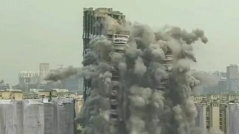 Screengrab of the demolition of Supertech twin towers in Noida
