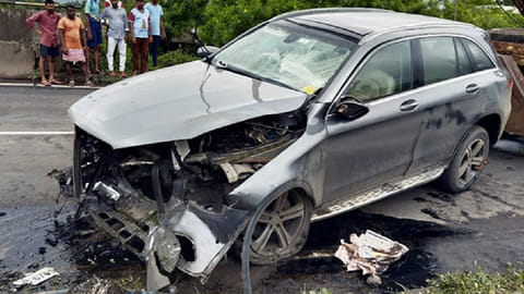 The brakes of the vehicle were applied five seconds before it crashed into the road divider