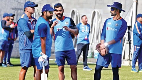 Rohit Sharma, Rahul Dravid, Virat Kohli and Vikram Rathour discuss strategy on the eve of the match against Pakistan