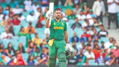 The 33-year-old Rossouw brought up his half-century off 30 balls, with de Kock?s fifty coming soon after.