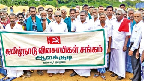 A group of farmers led by Tamil Nadu Vivasayigal Sangam general secretary Sami Natarajan protesting in Thanjavur on Friday.
