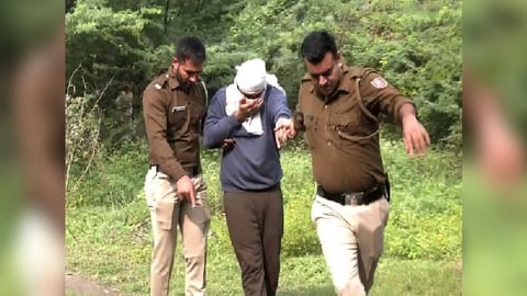 Delhi Police brings accused Aftab Amin Poonawalla in the Shraddha Walker murder case to the jungle area on November 15