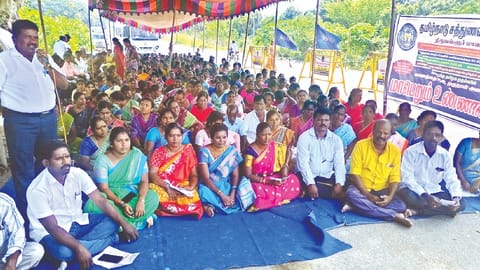 TN Anganwadi Workers and Helpers Association led by district chief Siva protested at the tollgate area
