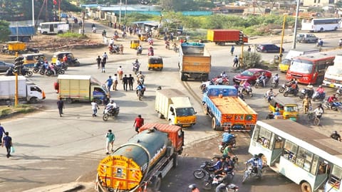 Nazrathpet signal witnesses traffic snarls on a regular basis