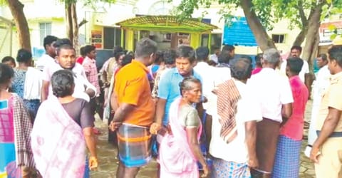 Angered by death of woman and a newborn, relatives
throng Sriviliiputhur GH in Virudhunagar on Sunday