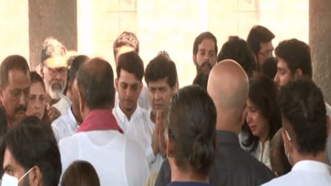 Tunisha's mother Vanita Sharma broke down when her last rites were being performed