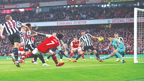 Newcastle holds Arsenal; United wins