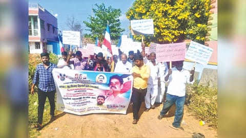 Arundhathipuram residents taking a rally to Tiruvallur Collectorate on Friday.