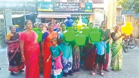 Residents of Ranganathapuram and Kasthuribai Nagar protest outside Tambaram Corporation