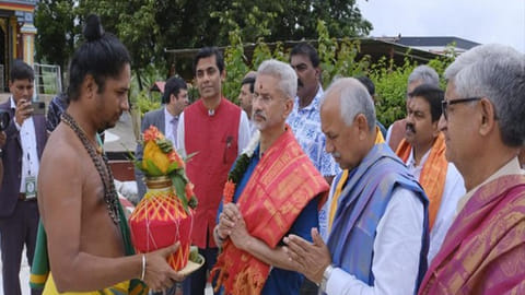 Jaishankar visits Sri Siva Subramaniya Swami Temple in Nadi, Fiji
