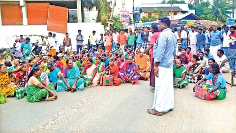 Local construction labourers staging a roadblock in Thanjavur