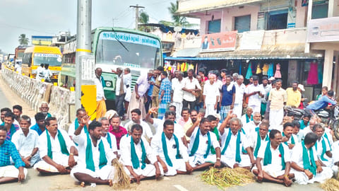 Farmers blocking Pattukkottai-Gantharvakottai Main Road in Thanjavur on Monday