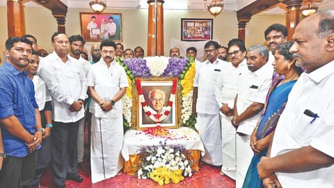Chief Minister MK Stalin paying homage to ex-minister and DMK veteran SNM Ubayadullah at his house in Thanjavur on Tuesday