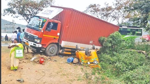 The auto, lorry and omni bus involved in the accident on Thursday