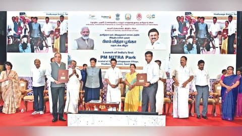 The CM, while addressing the gathering, said the weaving industry has been contributing greatly to the growth of the Indian economy and thanked the Union government, the PM and Union Minister Piyush Goyal for announcing the setting up of the textile park.