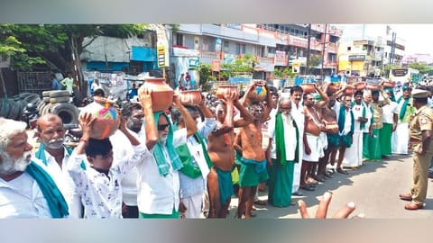 Farmers staging a protest with empty pots against agriculture budget in Tiruchy on Wednesday.