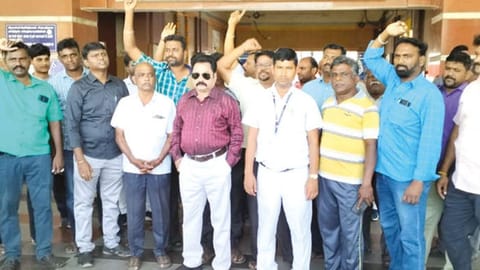 SRMU members along with the TTE Arabind Kumar staging protest at Tiruchy railway station on Monday