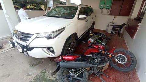 Tiruchy Siva's vehicles attacked