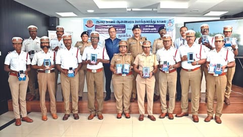 Traffic police under the Avadi Commissionerate were given 100 e-challan and 100 QR code kits on Wednesday.