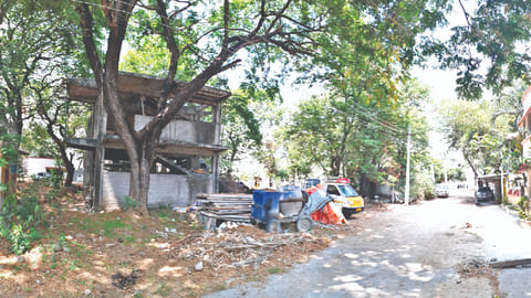 Half-finished Corporation Zone 2 office in the disputed
land in Sathuvachari
