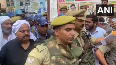 Police escorting Atiq and Ashraf Ahmad