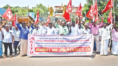 Tasmac employees staging a protest in Thanjavur on Tuesday