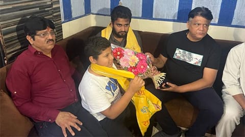 Jayant Kewlani holding bouquet.
