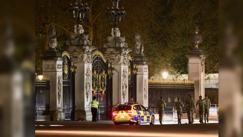 Police outside Buckingham Palace after the incident