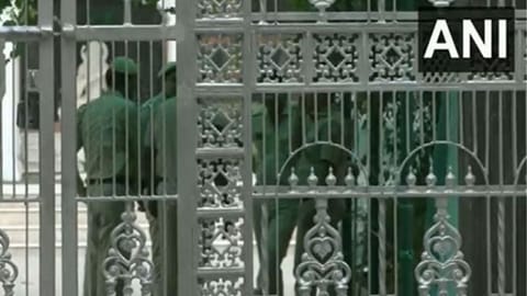 Visuals from outside the Delhi school.