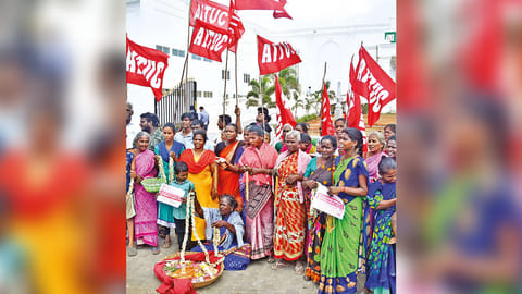 Flower vendors stage protest in Thanjavur on Tuesday