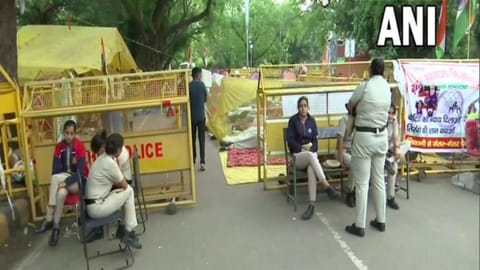 Delhi Police beefs security in ahead of Samyukta Kisan Morcha protest.