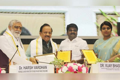 Health Minister Vijaya Baskar receiving the award from Union Ministers in New Delhi on Saturday