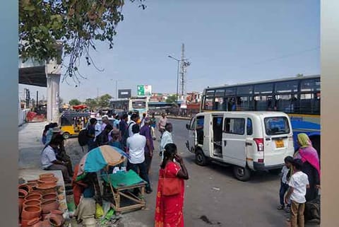 Commuters at the bus stop that has no shelter in Perungalathur