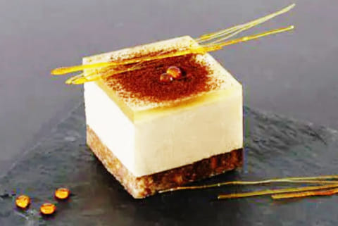 Coffee cheese cake with honey jelly