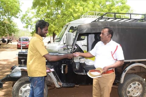 Subramanian in traffic cop?s uniform collects ?bribe? at Thoothukudi Collectorate
