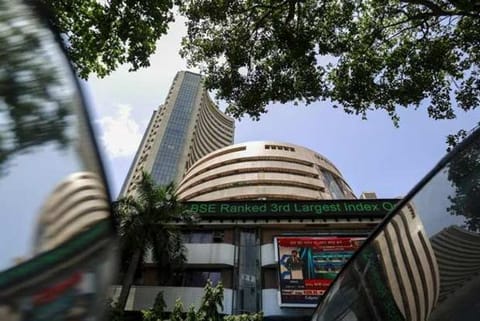 Sensex, Nifty cautious amid foreign fund outflows