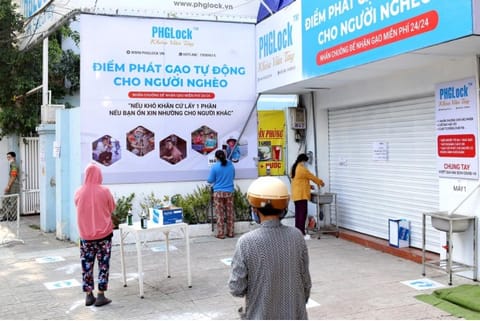 'Rice ATM' feeds Vietnam's poor amid virus lockdown
