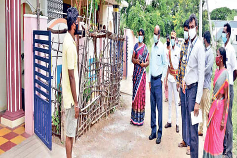 Tiruchy Collector S Sivarasu interacting with a person under home quarantine