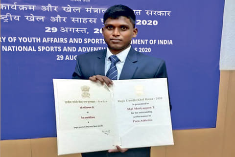 Para athlete Mariyappan Thangavelu with his Khel Ratna award