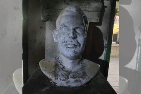 Statue of 1971 martyr in Dhaka University partially damaged by miscreants