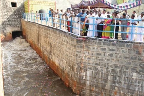 HR and CE Minister Sevoor S Ramachandran showering rose petals to welcome the water release from the dam