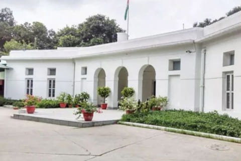 How many govt bungalows occupied by people not in any post, HC asks Centre