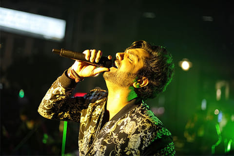 Lisa Mishra, Akhil collaborate on new song 'Rondi Akhiyan'