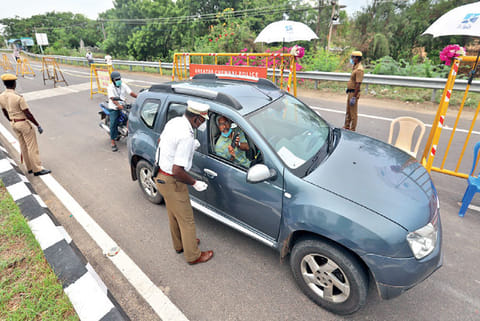 A cop checks a traveller for e-pass at a checkpost (File photo)