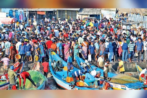 People throng Kasimedu market (File Photo)