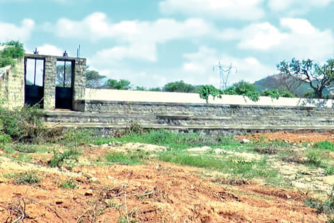 A view of the dry Setteri dam in Natrampalli taluk in Tirupattur district