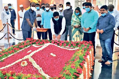 Ramanathapuram Collector pays homage at the memorial of Abdul Kalam on his fifth death anniversary
